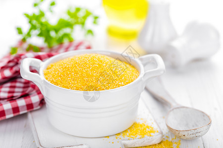 玉米曲面勺子白色黄色地面棒子面面粉粮食烹饪食物营养高清图片