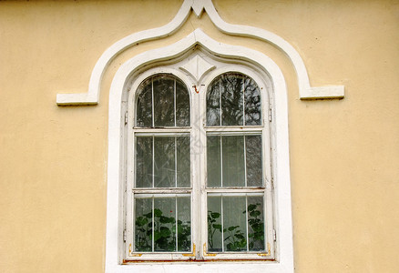 黄色墙上的旧窗口背景图片