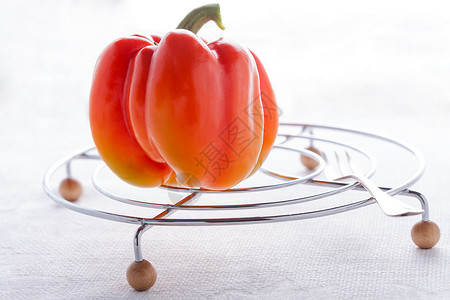 白桌上的红鲜辣椒背景图片