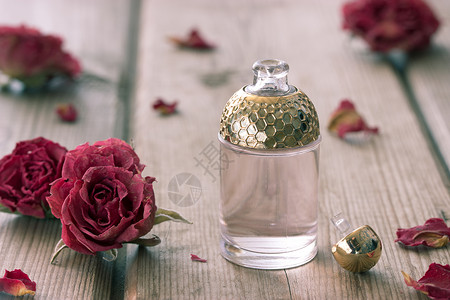 香水玫瑰香水瓶和干玫瑰药品洗澡风格香气香水按摩装饰疗法卫生作品背景