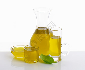 玻璃容器中的橄榄油集装箱醒酒器食物水瓶液体黄色服务器皿美食瓶子背景图片
