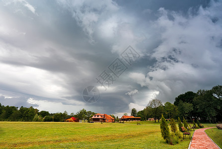 雨水天夏季风暴风雨景观 云层多彩的天空 飓风和雨水草地全景地平线雷雨场景荒野危险灾难天气戏剧性背景