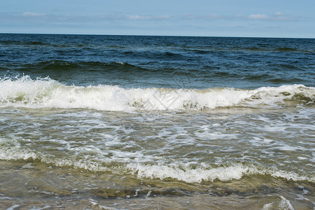 波罗的海夏季有波浪背景图片