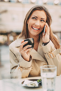 咖啡时间使用商务电话女孩街道都市手机微笑人士风光背景图片