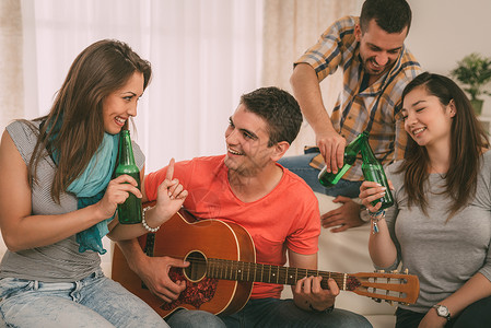 朋友之友派对女性啤酒女孩们男人啤酒瓶友谊原声微笑音乐背景图片