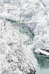 冬季风景火车冰镇森林铁路景观白色风光树木农村田园背景图片