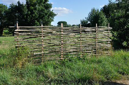 木围栏栏杆草地材料蓝天击剑障碍木头天空植被乡村背景图片