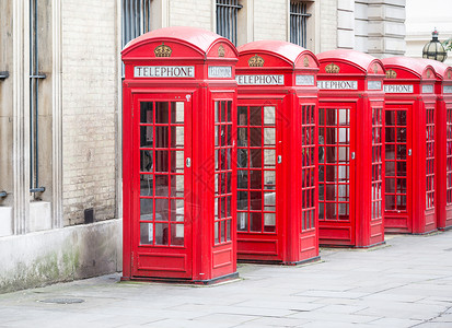 五个红色伦敦电话箱一连5个建筑地标民众王国盒子历史性建筑学电话首都旅行背景图片
