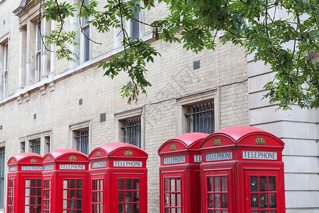 五个红色伦敦电话箱一连5个王国建筑学文化盒子纪念碑民众地标摊位电话插图背景图片