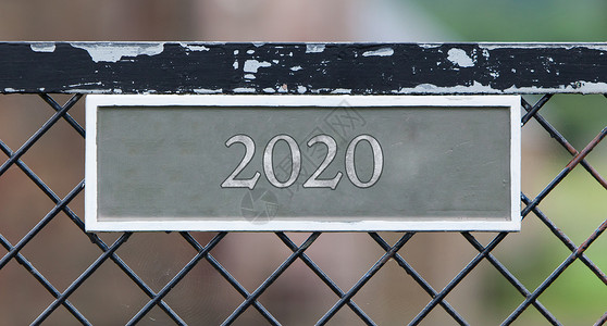 在围栏上签字     2020年背景图片