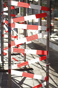 建筑工地屏障磁带隔离带障碍作业联盟建造业脚手架修路施工背景