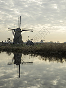 荷兰Kinderdijk的风车建筑学蓝色天空反射地标背景图片
