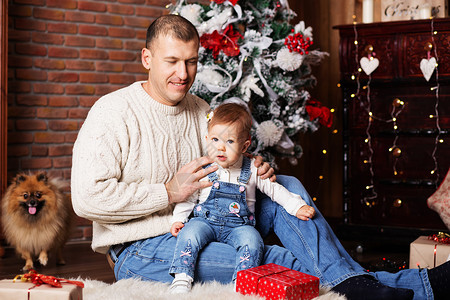 快乐的父亲和他可爱的小女儿 在圣诞节的德克婴儿女孩父母爸爸工作室情感家庭孩子牛仔布拥抱牛仔裤高清图片素材
