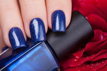 蓝色指甲油卫生手指凝胶创造力广告指甲化妆品玫瑰美学女孩背景图片