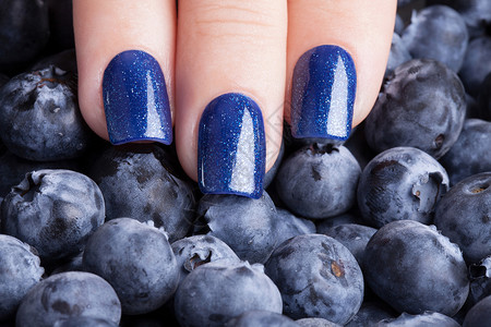 蓝色指甲油手指指甲广告凝胶美学化妆品卫生浆果背景图片