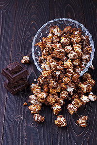 甜巧克力爆米花团体混合物油炸玉米派对小吃棕色食物巧克力甜点背景