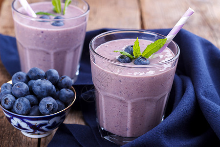 酸奶奶昔健康的蓝莓冰淇淋乡村薄荷紫色木头材料香蕉奶油甜点食物玻璃背景