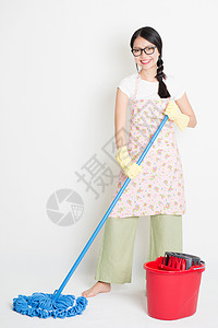 青年妇女用拖把和水桶打扫清洁服务高清图片素材