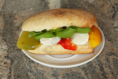 Ciabatta面包三明治 配有番茄和莫扎雷拉切斯面包沙拉食物背景图片