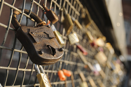 架桥栏杆上的锁金属爱情栅栏传统夫妻订婚心愿挂锁背景图片