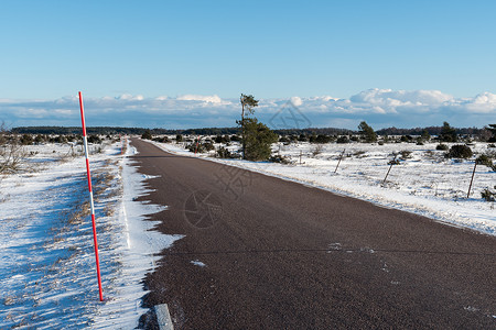 平原地貌的乡村路边积雪高清图片