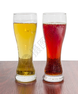两杯啤酒 啤酒和黑啤酒气泡酒吧啤酒杯酿造玻璃小酒馆器皿饮料搬运工泡沫背景图片