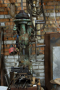 工厂中的旧式和脏钻井机背景图片
