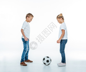 玩足球打球的微笑儿童合并男生喜悦家庭兄弟女性女孩兄弟姐妹压痛姐姐背景图片