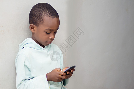 儿童处理手机游戏专注手表背景图片