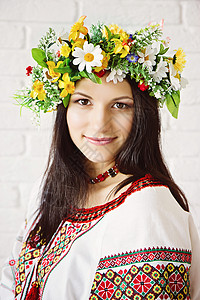 身着乌克兰国服和花圈的美丽的年轻美少女自然高清图片素材