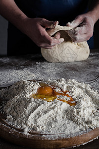 烘烤机面粉面包师职员糕点餐饮羊角面团店铺烘烤食物面包手高清图片素材