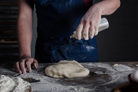 准备面粉的贝克腹部糕点面包围裙面团餐饮食物羊角职业水平店铺高清图片素材