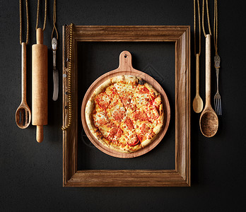 热披萨切片和乳酪融化 框架概念合拍合照食物勺子艺术房间午餐绳索早餐木板工具餐厅背景图片