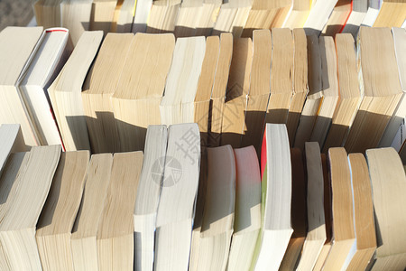 旧复页店铺书店零售书摊平装本书架平装图书背景图片