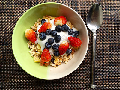 健康早餐加蓝莓 草莓和酸奶的粮仓夏天高清图片素材