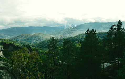 山区绿色过滤器喀尔巴阡山脉草地公园爬坡阳光植物天堂薄雾天空首脑花园环境高清图片素材