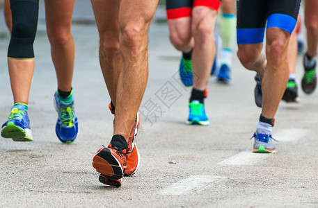 一群马拉松赛跑者在街上赛跑者街道运动员成人铁人行动速度娱乐团体鞋类闲暇高清图片素材