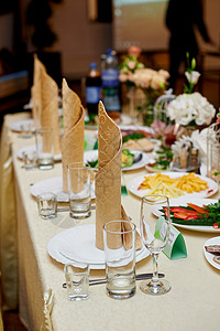漂亮美美的餐桌供婚礼晚餐吃会场环境用具玻璃盘子用餐庆典刀具风格餐巾背景图片