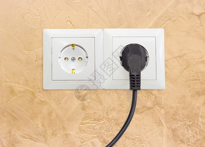 两个白色插座插口 一个接通相应电源高清图片
