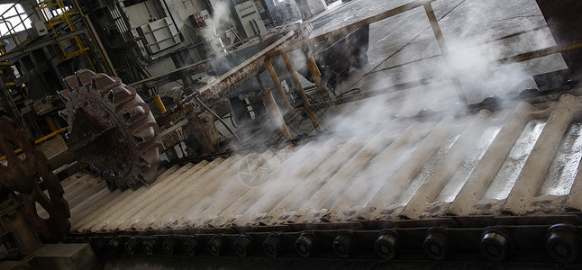铝造型厂的一批原铝制品堆积劳动金属黄铜腐蚀工厂金条生产库存制造业圆圈熔化高清图片素材