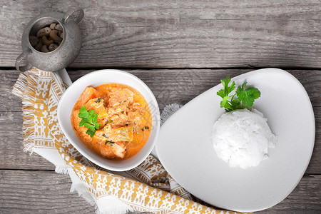 鸡肉咖喱和米饭在木质表面小菜文化香菜主食乡村水平饮食蔬菜食物大米背景图片