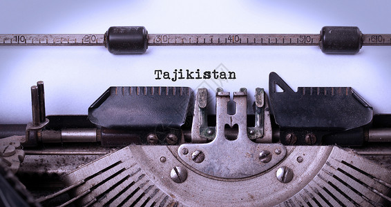旧打字机     塔吉克斯坦调子打印金属国家作家古董机器白色乡愁技术背景图片