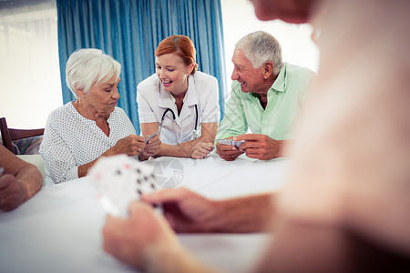 养蛙游戏素材与护士打牌的养恤金领取者流金人员男性女士活动庇护所帮助医疗保健老年背景