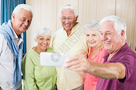 老年人自拍住宅快乐朋友男性技术女性闲暇诊所庇护所微笑背景图片