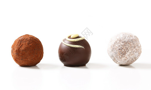 黑巧克力球巧克力松露和菠萝糖果食物美食杏仁甜点巧克力背景