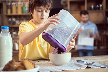 小可爱男孩 拿着巧克力球早餐吃早饭儿子少年厨房孩子玉米片家庭爸爸男生时代青春期青春期前高清图片素材