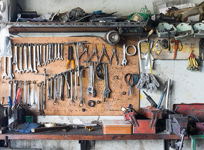 工具架在墙壁上架子木工店铺车库工具工具箱手工具金属润滑脂扳手背景图片