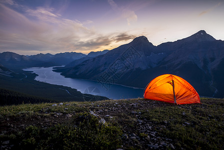 在山上露营的山脊上架设手套帐篷背景图片