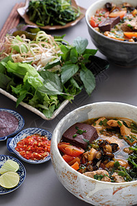 越南菜 小面包和罐头包食物街道早餐面条汤面包子蔬菜沙拉螃蟹盘子背景图片