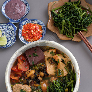 越南菜 小面包和罐头包灰色挂面面条汤面早餐盘子美食沙拉食物包子背景图片
